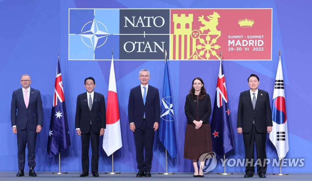 Ông Jens Stoltenberg (giữa), Tổng thư ký Tổ chức Hiệp ước Bắc Đại Tây Dương (NATO), chụp ảnh chung với bốn nhà lãnh đạo của khu vực Châu Á - Thái Bình Dương tại hội nghị thượng đỉnh NATO ở Madrid, Tây Ban Nha hôm 26-4-2022. Ảnh: Yonhap News