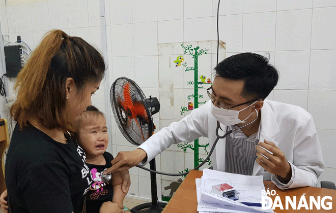 A doctor giving a medical checkup to a pediatric patient at the Da Nang Maternity and Paediatrics Hospital. Photo: PHAN CHUNG