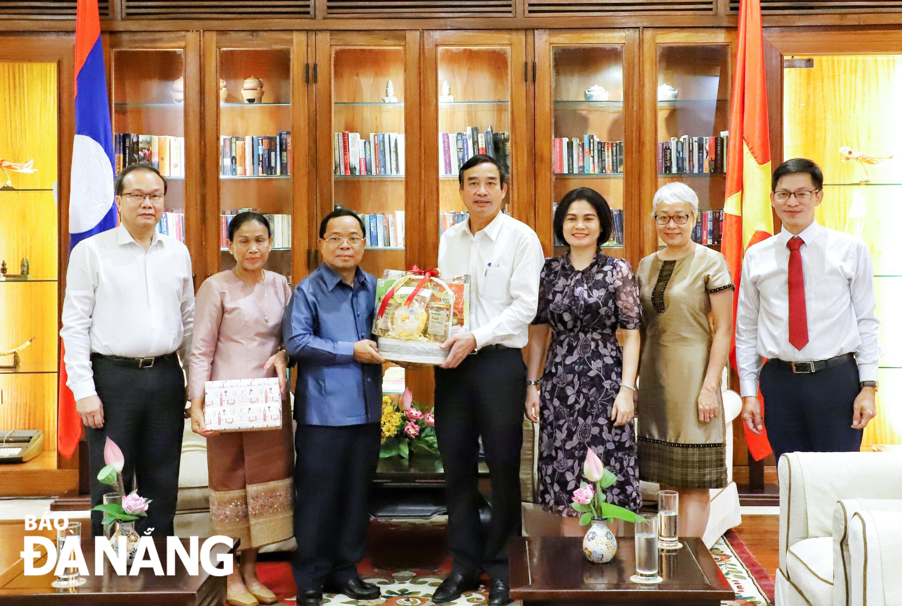 Chủ tịch UBND thành phố Lê Trung Chinh (thứ 4, bên trái sang) tặng quà lưu niệm cho đồng chí Khamphanh Phommathath. Ảnh: NGỌC PHÚ