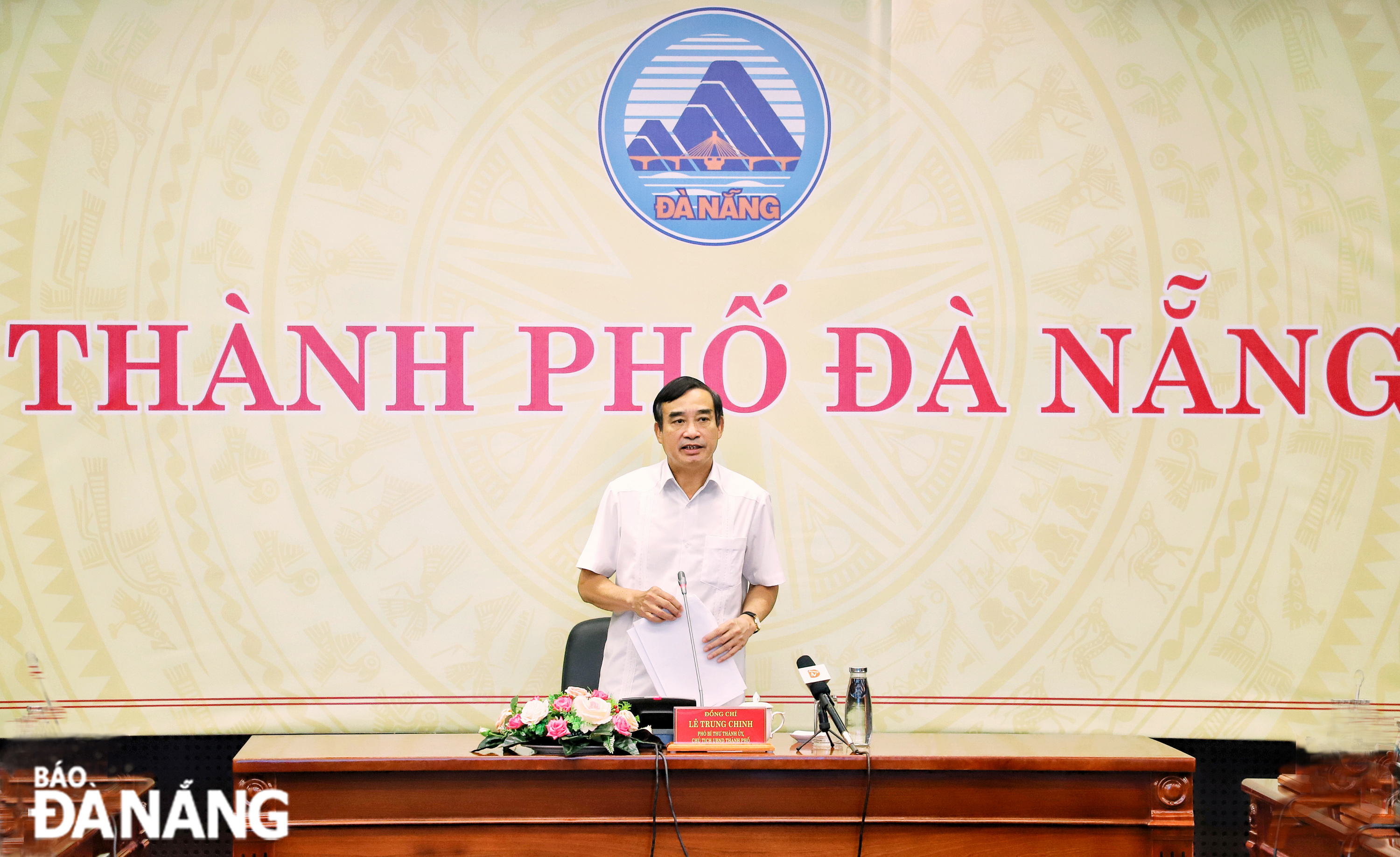 Chủ tịch UBND thành phố Lê Trung Chinh phát biểu kết luận hội nghị. Ảnh: NGỌC PHÚ