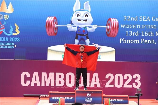 VĐV Nguyễn Quốc Toàn xuất sắc giành HCV môn Cử tạ hạng 89kg nam, phá kỷ lục SEA Games. Ảnh: Minh Quyết/TTXVN