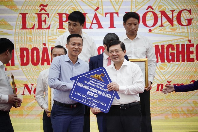 Ông Phạm Như Ánh – Phó Tổng Giám đốc phụ trách Ban điều hành MB (bên trái) đại diện trao tặng chương trình 100 căn nhà Đại đoàn kết với tổng trị giá 5 tỷ đồng