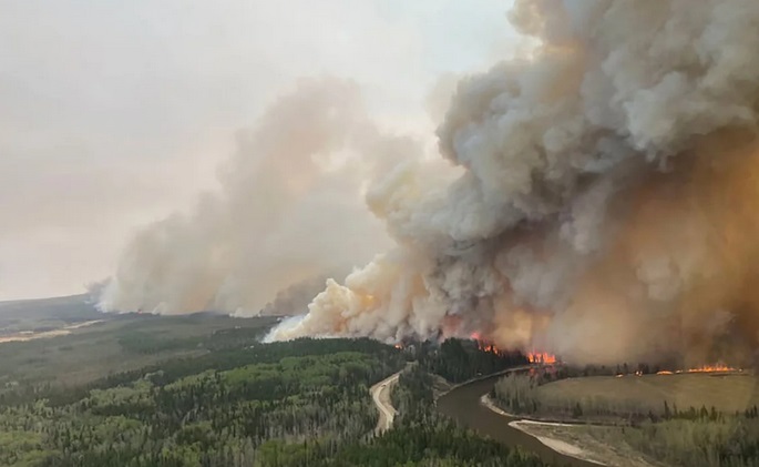 Cháy rừng tại Alberta, Canada ngày 5/5. Ảnh: Reuters 