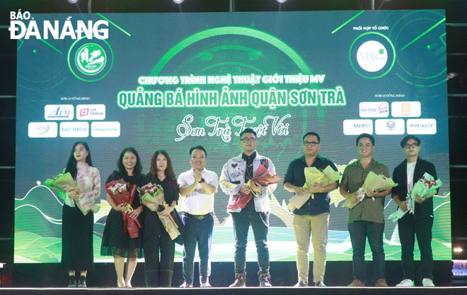 Vice Chairman of Son Tra District People's Committee Nguyen Hoang Viet (fourth from the left) presents flowers to units joining in the arts programme to introduce the MV to promote Son Tra District’s image on April 28. Photo: V.H