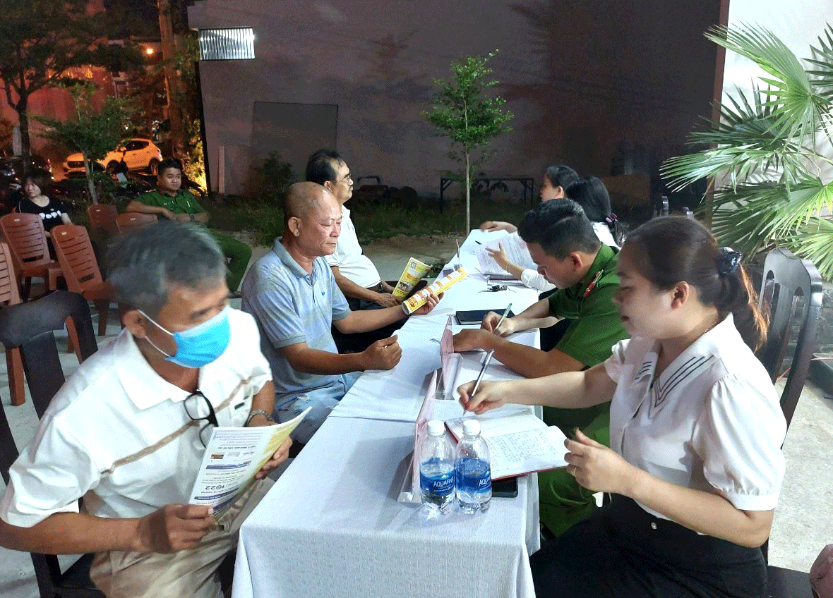 Cán bộ công chức phường Hòa Xuân (quận Cẩm Lệ) hỗ trợ công dân tại khu dân cư số 4, 5, 9. Ảnh: UBND phường cung cấp