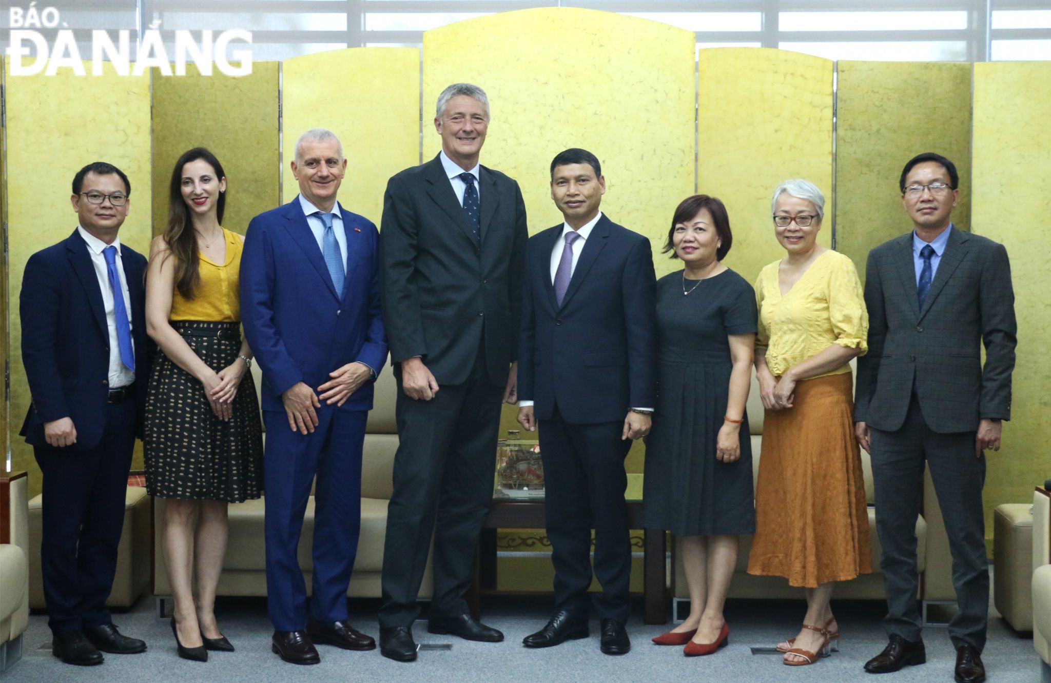 Da Nang People's Committee Vice Chairman Ho Ky Minh (fourth, right), Italian Consul General in Ho Chi Minh City Enrico Padula (fourth, left) and members of the delegation posing for a group photo. Photo: T.PHUONG