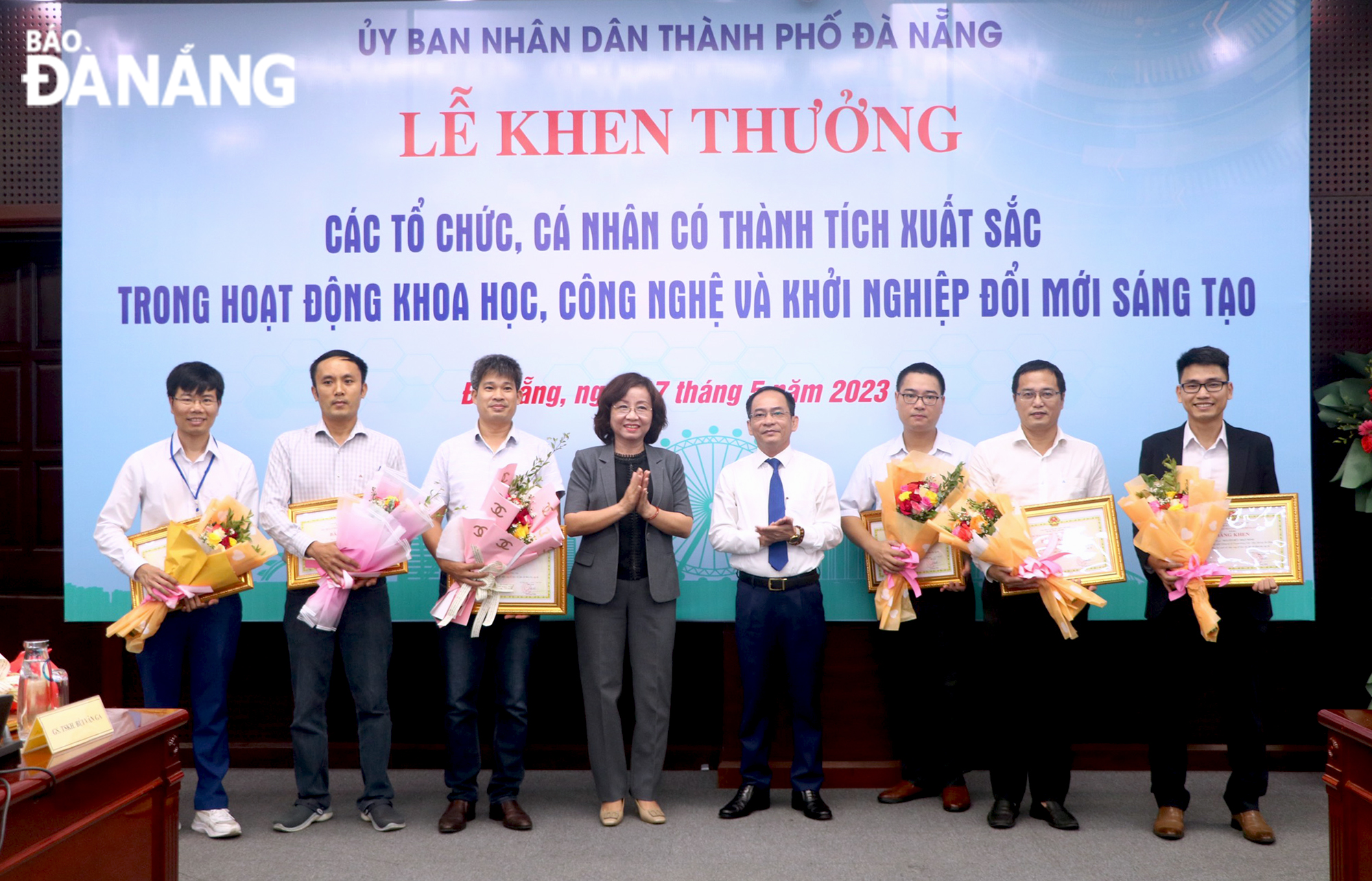 Phó Chủ tịch UBND thành phố Ngô Thị Kim Yến (thứ 4, bên trái sang) trao Bằng khen cho các tác giả, nhóm tác giả có thành tích xuất sắc trong hoạt động khoa học và công nghệ trong chiều 17-5. Ảnh: VĂN HOÀNG