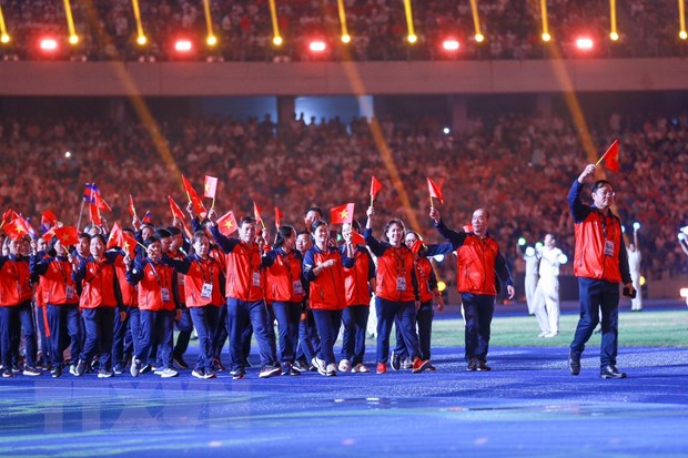 Đoàn Thể thao Việt Nam diễu hành trên sân vận động Morodok Techo trong Lễ bế mạc SEA Games 32. (Ảnh: Hoàng Linh/TTXVN)