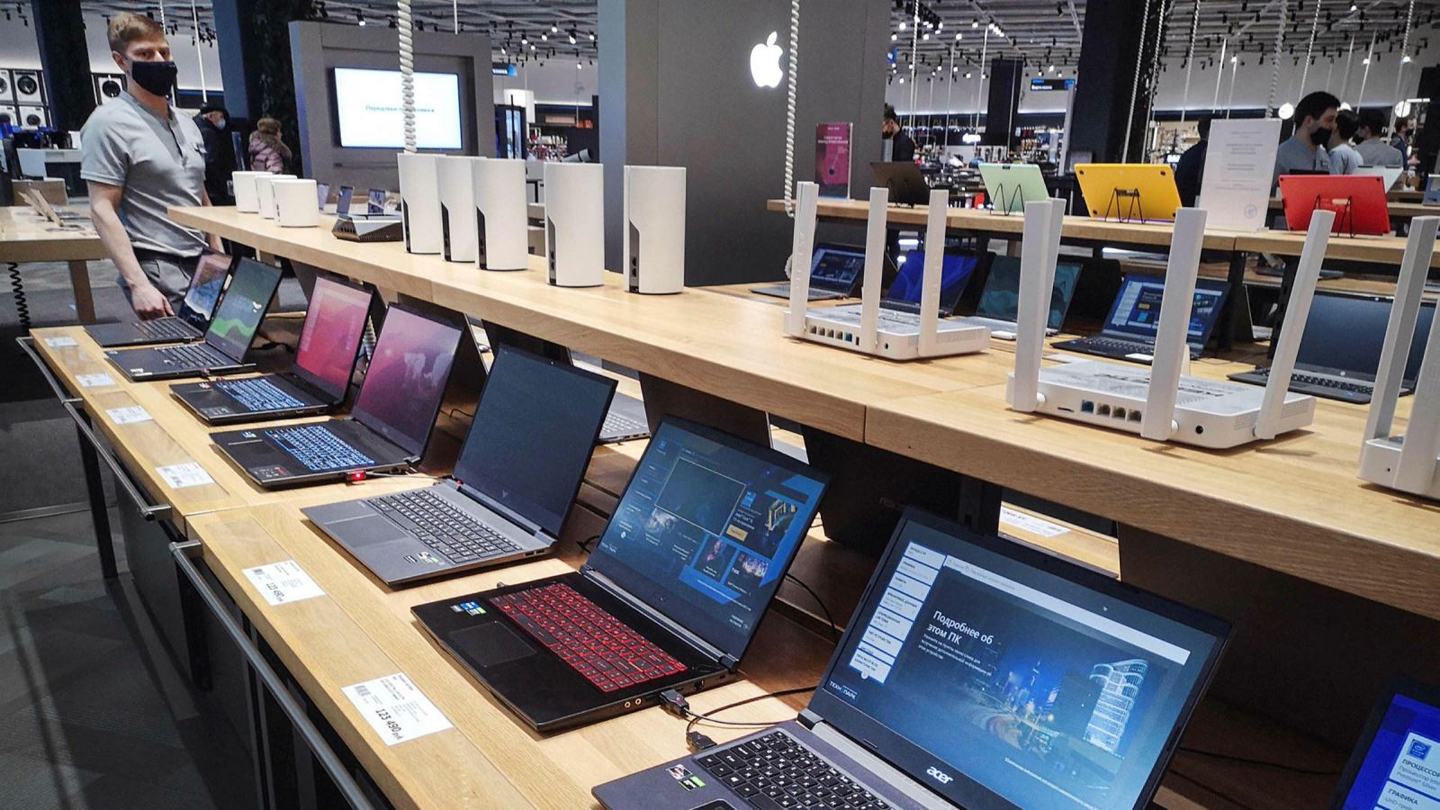 Máy tính xách tay của các thương hiệu phương Tây bày bán trong cửa hàng đồ điện tử tại Nga. Ảnh: Reuters