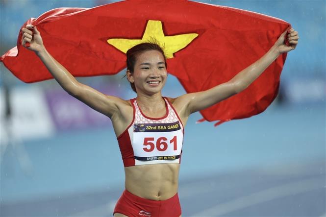 VĐV điền kinh Nguyễn Thị Oanh bảo vệ thành công tấm HCV SEA Games tại nội dung 5000m nữ với thành tích 17 phút 00 giây 28. Các VĐV điền kinh đã giành được 12 HCV, 20 HCB, 8 HCĐ đóng góp lớn vào thành tích của đoàn thể thao Việt Nam.  Ảnh: TTXVN