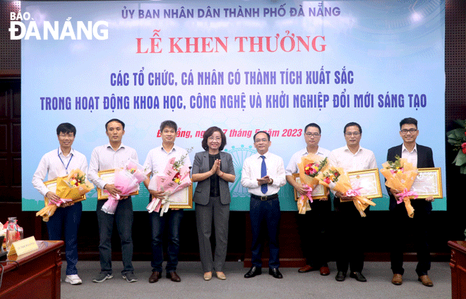 Vice Chairwoman of the Da Nang People's Committee Ngo Thi Kim Yen (fourth, left) awarded Certificates of Merit to outstanding individuals and groups for their excellent achievements in science and technology activities on Wednesday. Photo: VAN HOANG