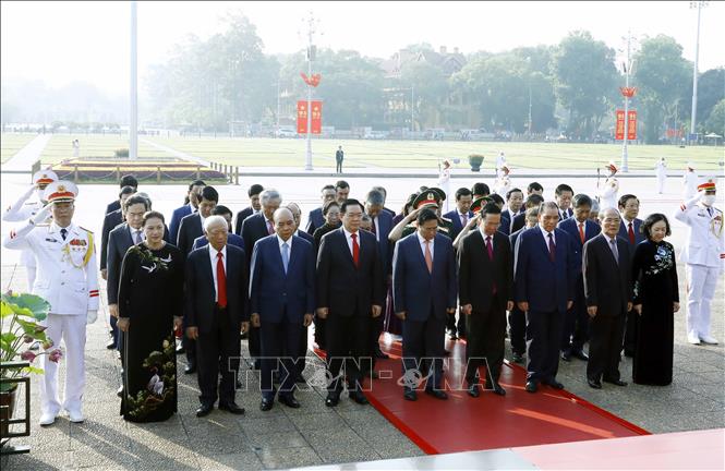 Các đồng chí lãnh đạo Đảng và Nhà nước thành kính tưởng nhớ Chủ tịch Hồ Chí Minh. Ảnh: An Đăng/TTXVN