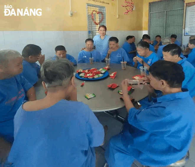 Ms. Ho Thi Hoi (standing) and patients with mental illnesses