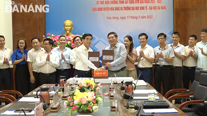 Leaders of  the Hoa Vang District People’s Committee and the University of Economics signed a cooperation agreement on building new-styled rural areas during the 2023-2025 period.