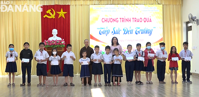 Philanthropists presenting gifts to primary school pupils. Photo: C.C