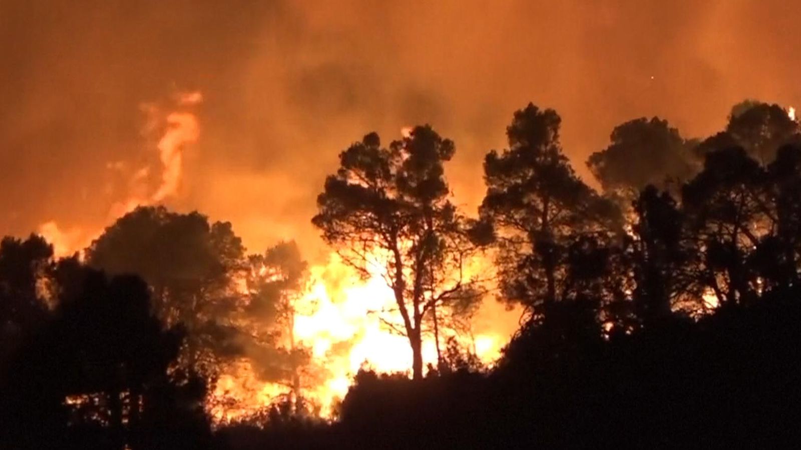 Nắng nóng cực đoan gây ra nhiều vụ cháy rừng tại các nước. TRONG ẢNH: Đám cháy rừng ở vùng Castellon phía đông Tây Ban Nha vào tháng 3-2023. Ảnh: Sky News