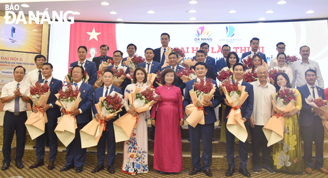 Da Nang People's Committee Vice Chairman Ngo Thi Kim Yen (6th, from the right, in the front row) congratulates the Executive Board of the Tourism Transport Association for the 2023 - 2026 term.  Photo: THU HA