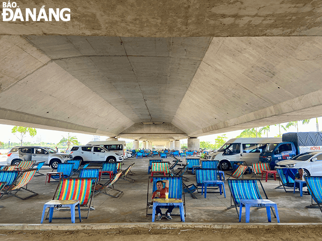 Drinks stalls at an area under the Rong (Dragon) or Tran Thi Ly bridges are always ready to serve people who come to avoid the hot sun.