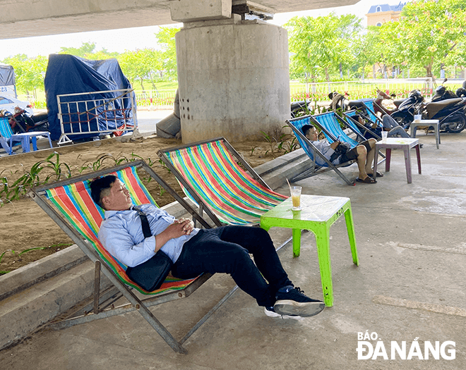 Many people choose drinks stalls under the Tran Thi Ly Bridge to take a nap