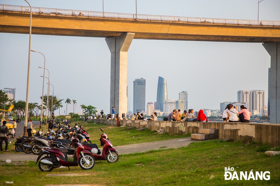 When the sun starts to cool down, many young people gather at the foot of the Thuan Phuoc Bridge to enjoy the sea breeze and watch the beautiful sunset.