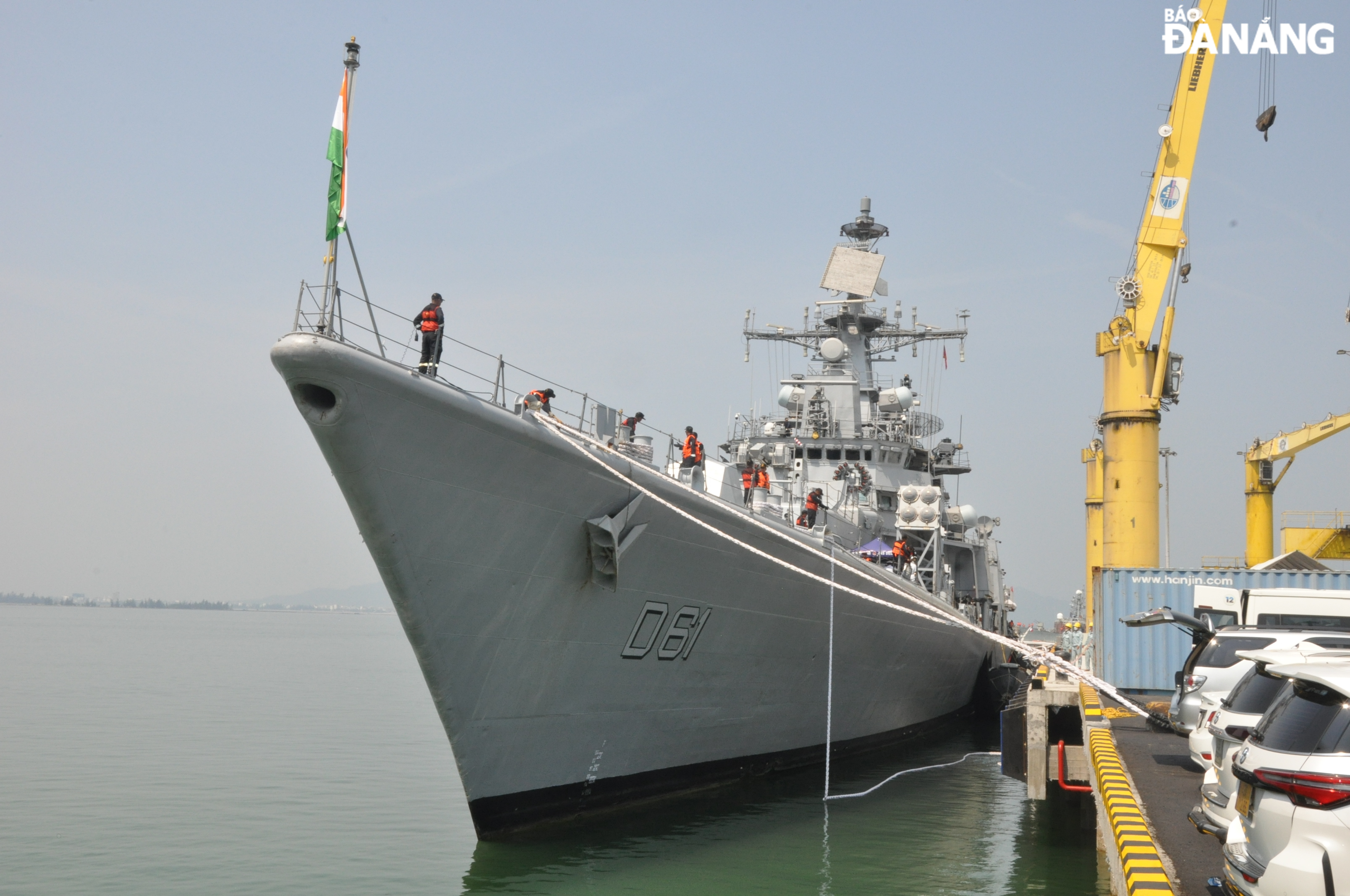 Tàu khu trục hàm tên lửa dẫn đường INS DELHI cập cảng Tiên Sa, thăm chính thức Đà Nẵng. Ảnh: LÊ HÙNG