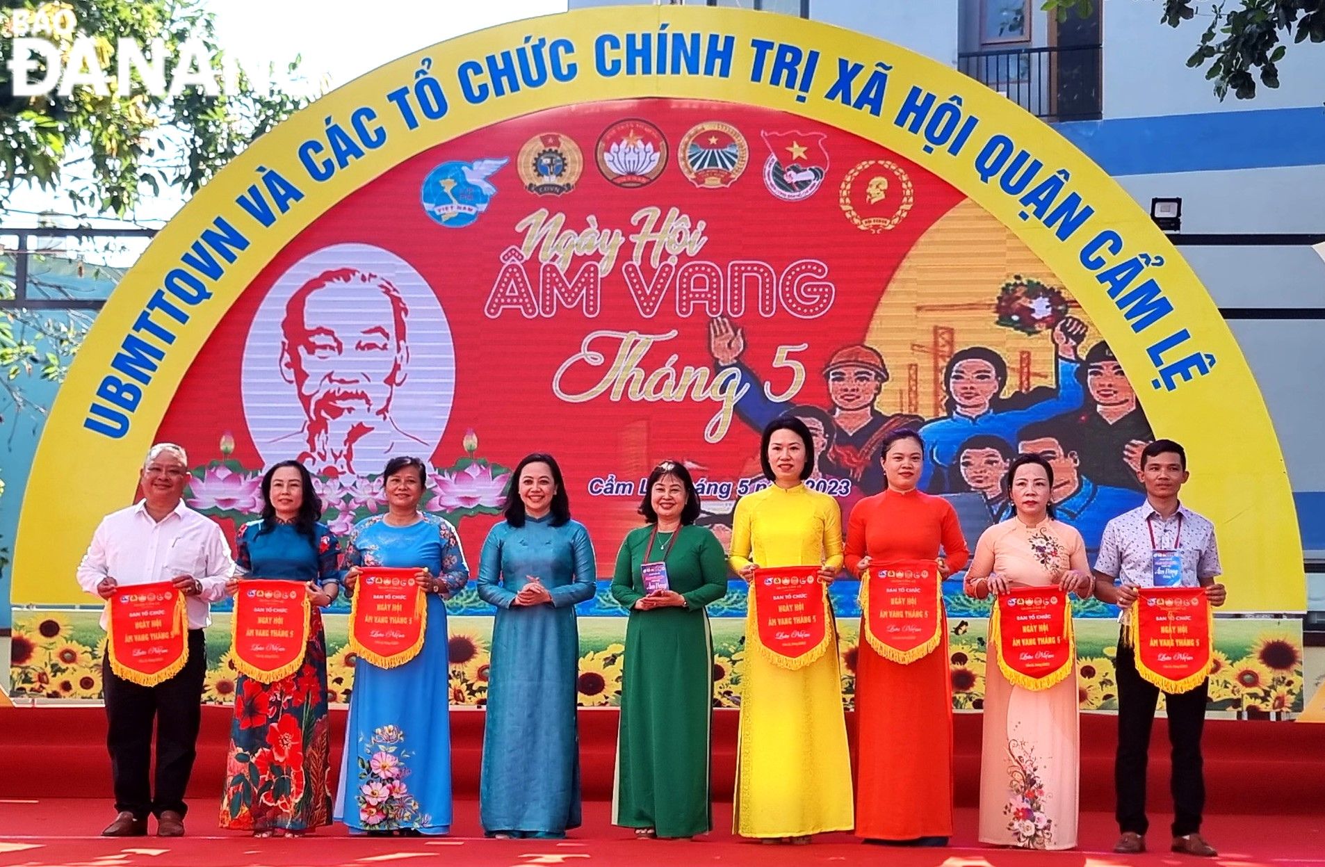 Ban tổ chức trao cờ lưu niệm cho các đội thi tham gia tahi ngày hội 