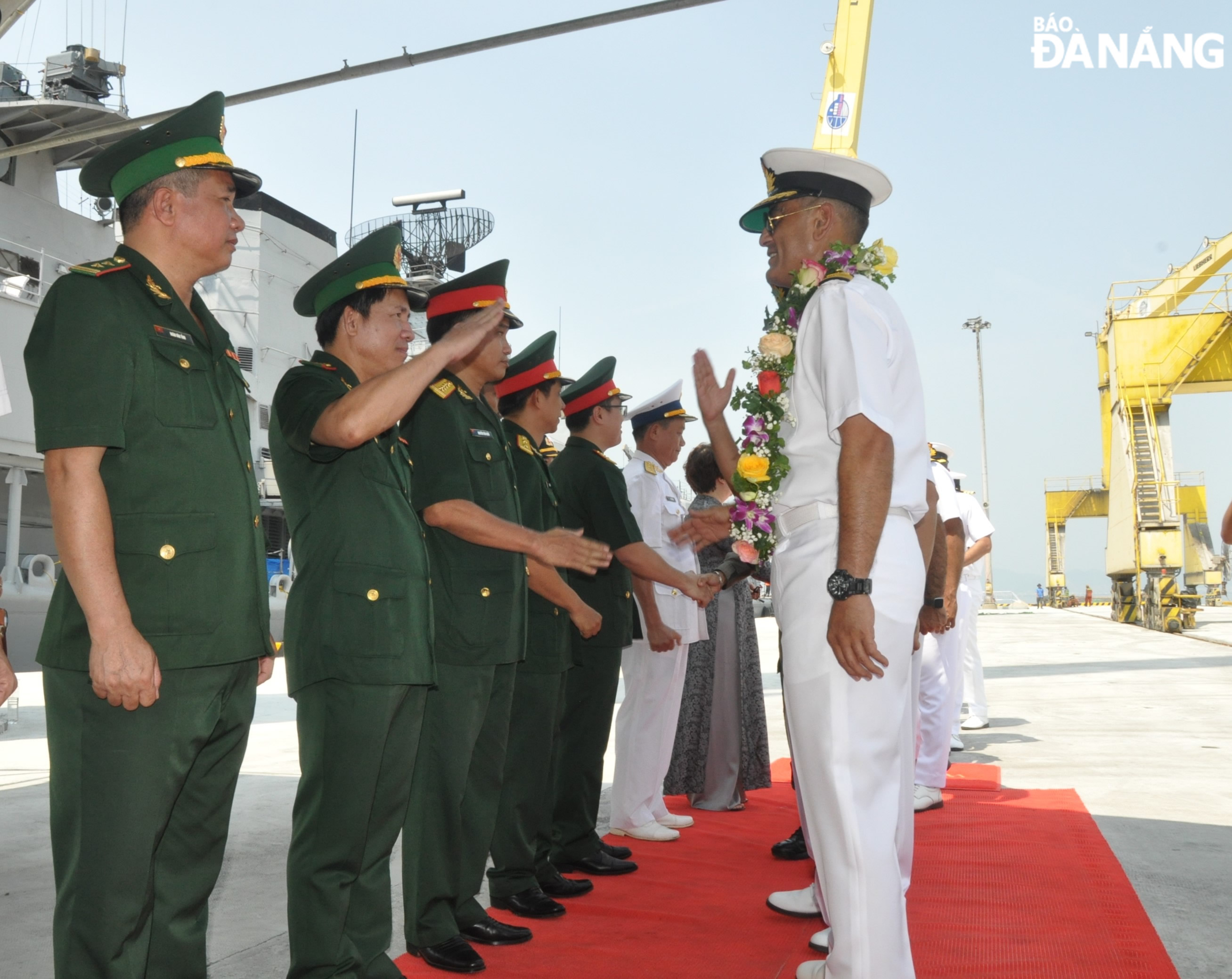 Commanders, officers and sailors of the guided-missile destroyer INS DELHI and the multi-purpose stealth destroyer INS SATPURA were warmly welcomed by leaders of Vietnamese agencies and units at the Tien Sa Port. Photo: LE HUNG