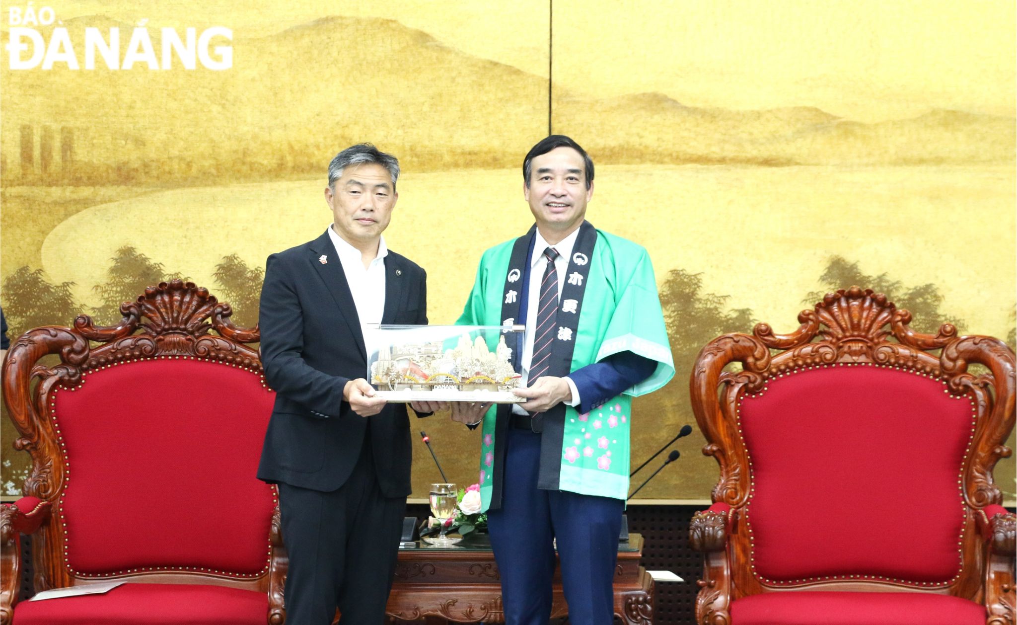 Da Nang People's Committee Chairman Le Trung Chinh (right) presenting a souvenir to  Mayor of Kisarazu City Watanabe Yoshikuni. Photo: T.PHUONG