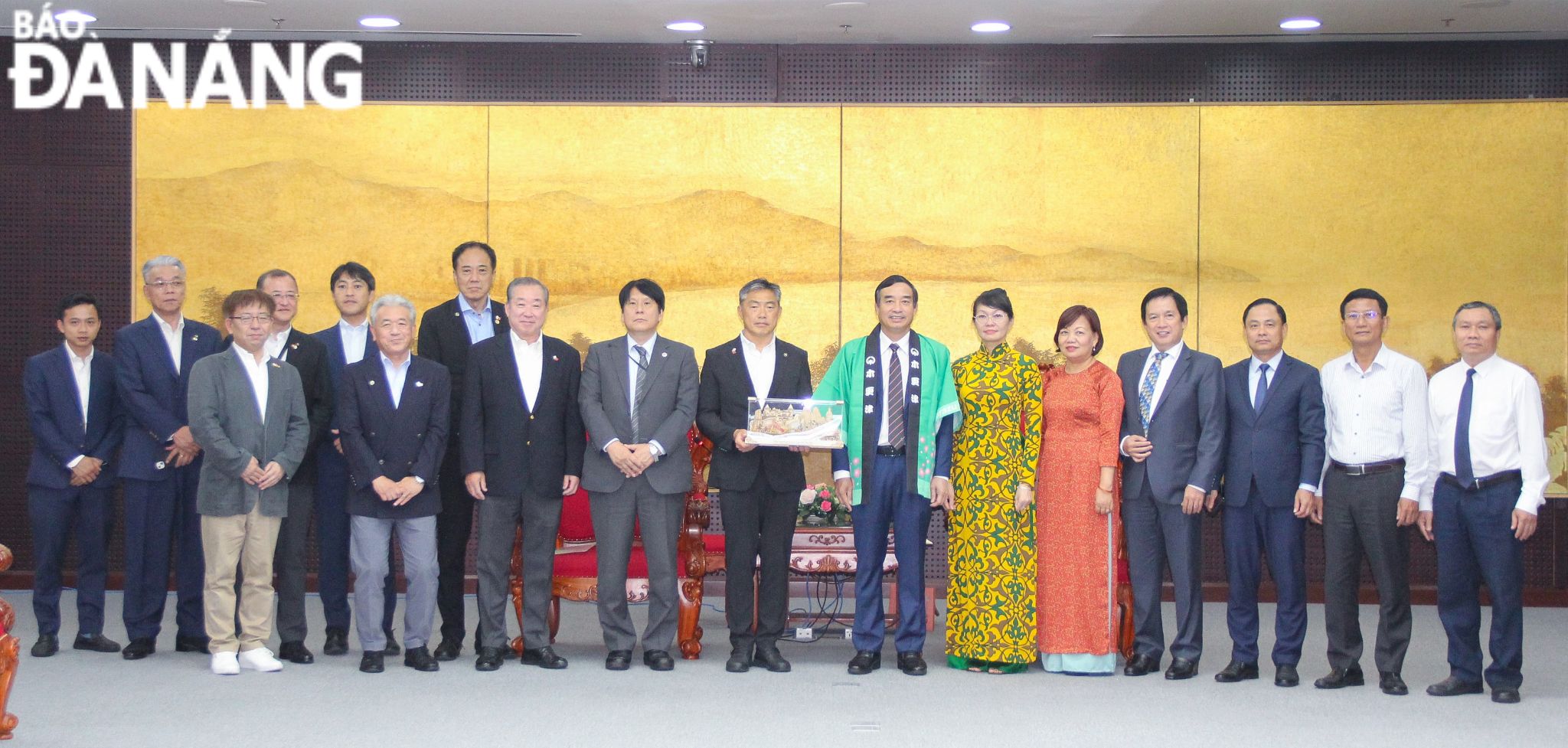 Leaders of the two cities pose for a group photo. Photo: T.PHUONG