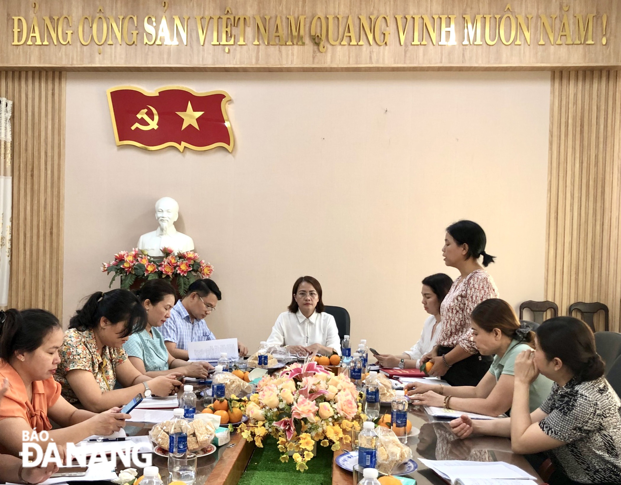 Phó Chủ tịch Ủy ban MTTQ Việt Nam thành phố Trần Thị Mẫn (giữa)chủ trì buổi giám sát công tác vận động Quỹ “Vì người nghèo” tại quận Liên Chiểu. Ảnh: N.QUANG