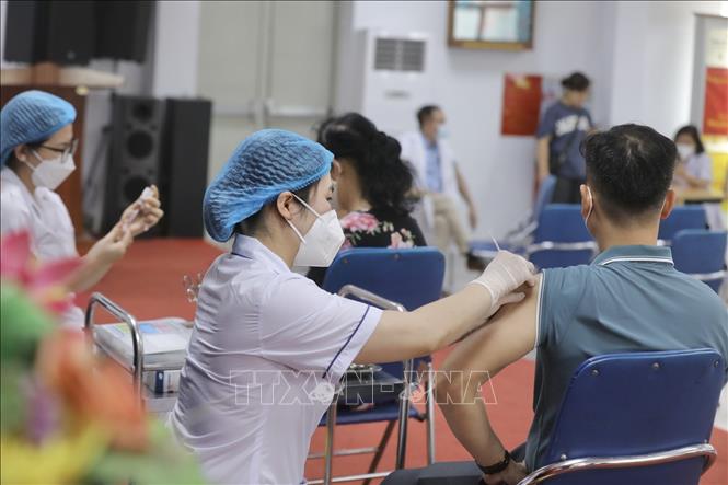 Nhân viên y tế quận Hai Bà Trưng (Hà Nội) tiêm vaccine phòng Covid-19 cho người dân tại điểm tiêm Nhà hộ sinh B ngày 24-4-2023. Ảnh: Minh Quyết/TTXVN