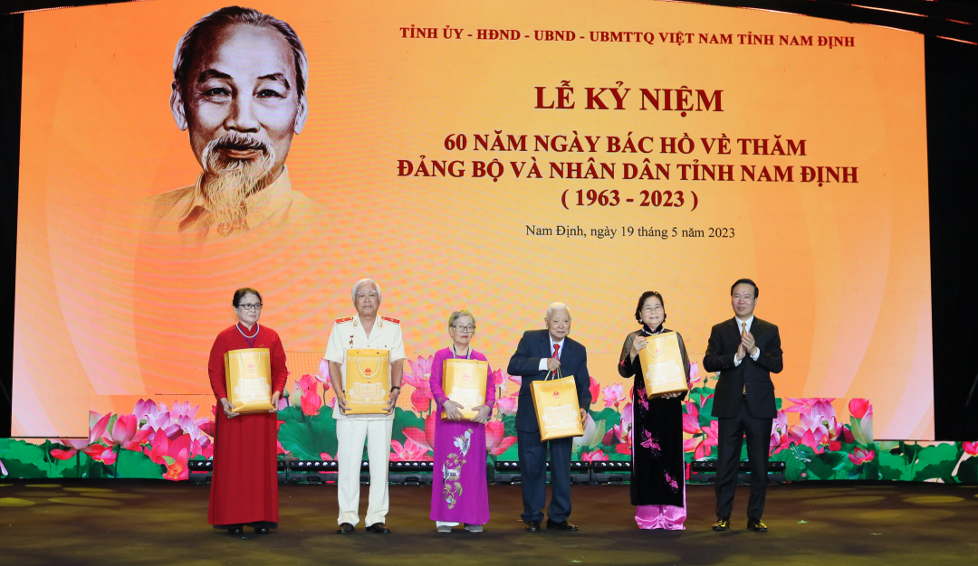Đồng chí Chủ tịch nước Võ Văn Thưởng tặng quà các Mẹ Việt Nam anh hùng, Anh hùng LLVT nhân dân, Anh hùng Lao động và nhân chứng được gặp Bác Hồ.