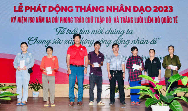 Ông Nguyễn Hữu Hà (thứ ba, bên trái sang), Chủ tịch Hội Chữ thập đỏ quận Liên Chiểu trao tặng địa chỉ nhân đạo cho gia đình có hoàn cảnh khó khăn. (Ảnh do Hội Chữ thập đỏ quận Liên Chiểu cung cấp)