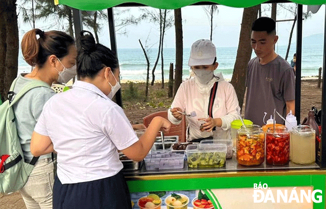 Sau hơn nửa tháng hoạt động, khu phố ăn vặt Nam Ô trở thành điểm đến ẩm thực quen thuộc, thu hút khá đông du khách và người dân địa phương. Ảnh: H.L