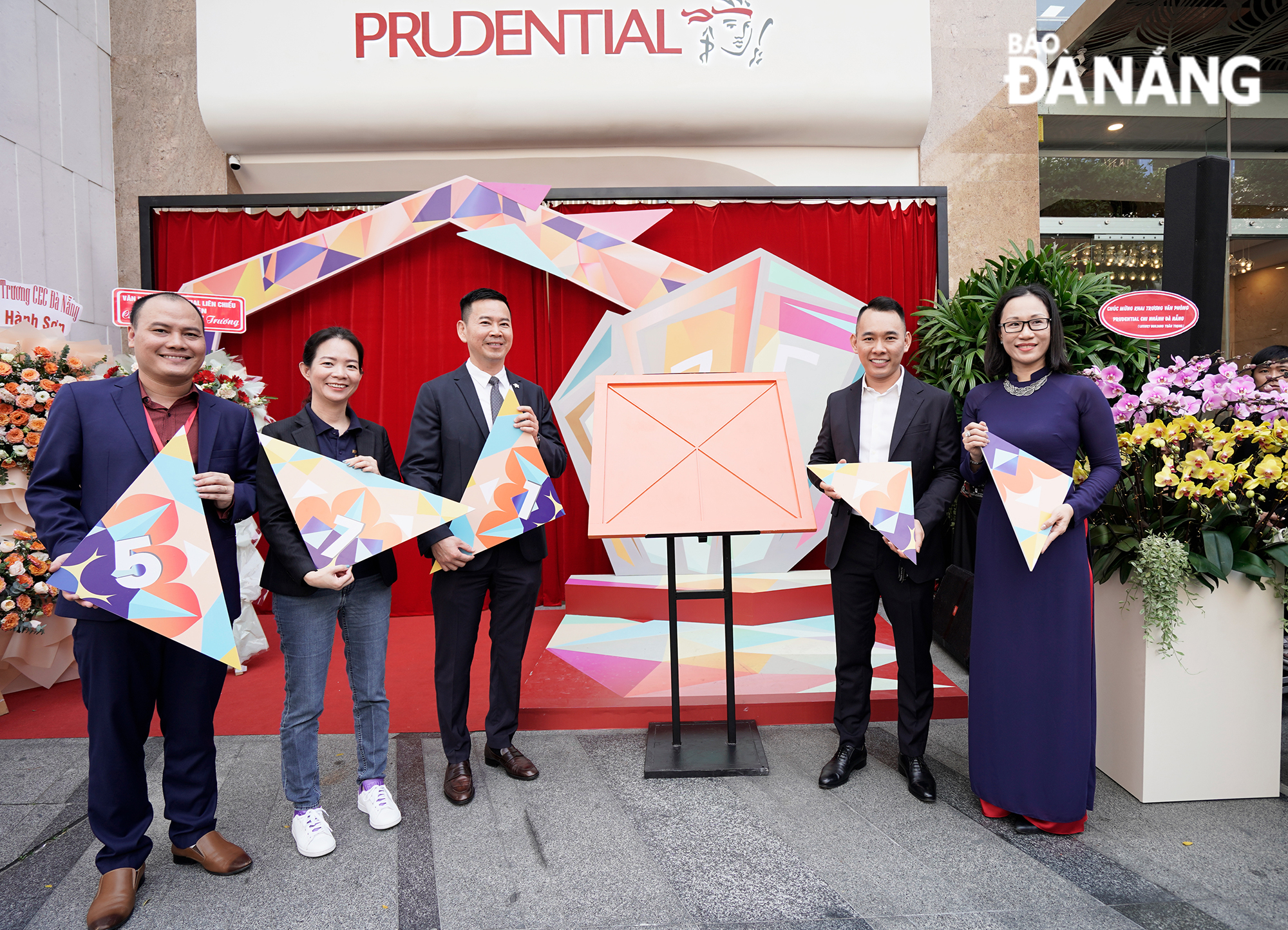 Delegates performe the inauguration ceremony of Prudential Viet Nam's customer care centre in Da Nang, May 19, 2023. Photo: VAN HOANG