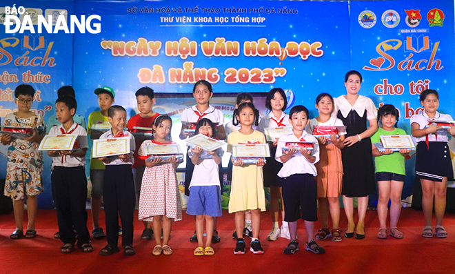 Thư viện Khoa học Tổng hợp trao thưởng cho các em học sinh cấp tiểu học có thành tích đọc sách xuất sắc năm học 2022-2023. Ảnh: X.D