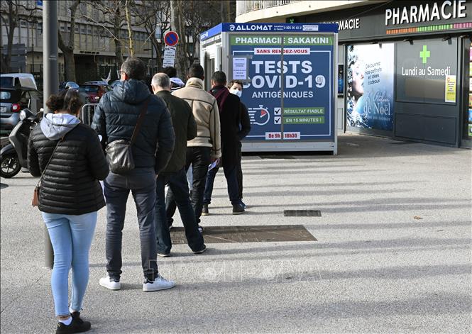 Người dân xếp hàng chờ xét nghiệm Covid-19 bên ngoài một hiệu thuốc ở Marseille, Pháp. Ảnh tư liệu: AFP/TTXVN