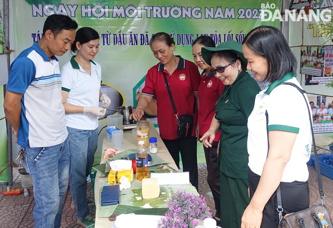 Hội viên các hộ, đoàn thể phường Hòa Thuận Tây tham gia trải nghiệm tái chế dầu ăn qua sử dụng thành xà phòng. Ảnh: HOÀNG HIỆP