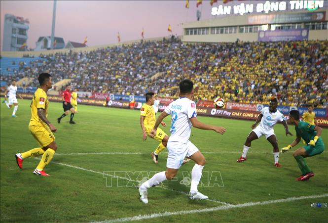 Tình huống bóng nguy hiểm trong trận đấu giữa Câu lạc bộ Thép Xanh Nam Định (áo trắng) và Câu lạc bộ Hải Phòng. 