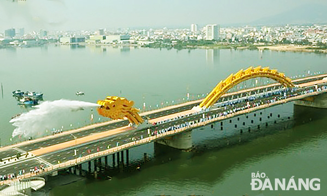 The water-squirting show at the Rong Bridge. Photo: GIA MINH