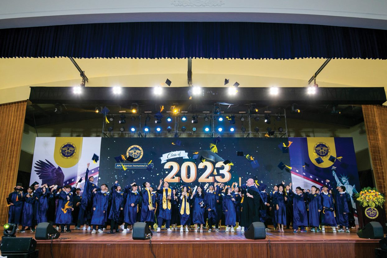 Học sinh niên khóa 2022-2023 chụp ảnh lưu niệm trong ngày lễ tốt nghiệp.