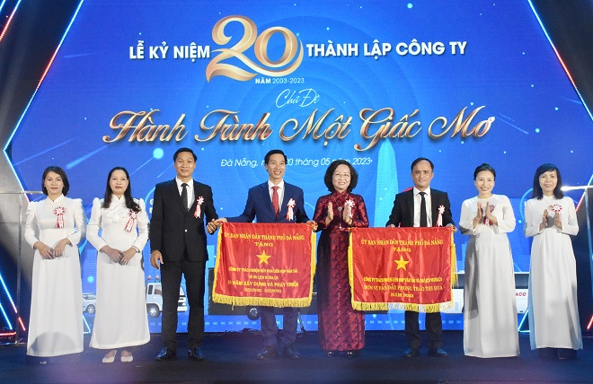 Phó Chủ tịch UBND thành phố Ngô Thị Kim Yến (thứ 4 từ phải sang) trao Cờ thi đua của thành phố cho ông Ngô Tấn Nhị (thứ 4 từ trái sang). Ảnh: THU HÀ