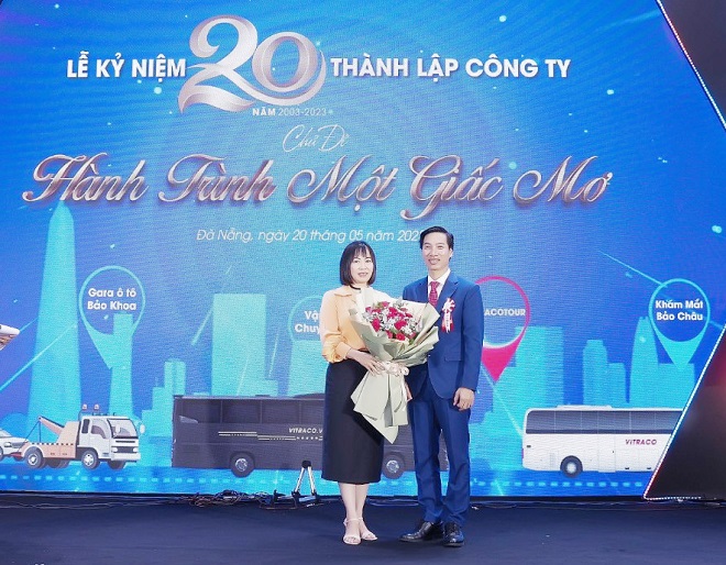 Giám đốc Sở Du lịch Trương Thị Hồng Hạnh (bên trái) chúc mừng Công ty Vận tải và Du lịch VITRACO nhân lễ kỷ niệm 20 năm. Ảnh: THU HÀ