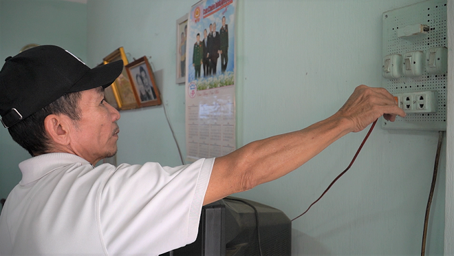 Ông Nguyễn Anh Dũng tắt bớt các thiết bị điện khi không sử dụng.