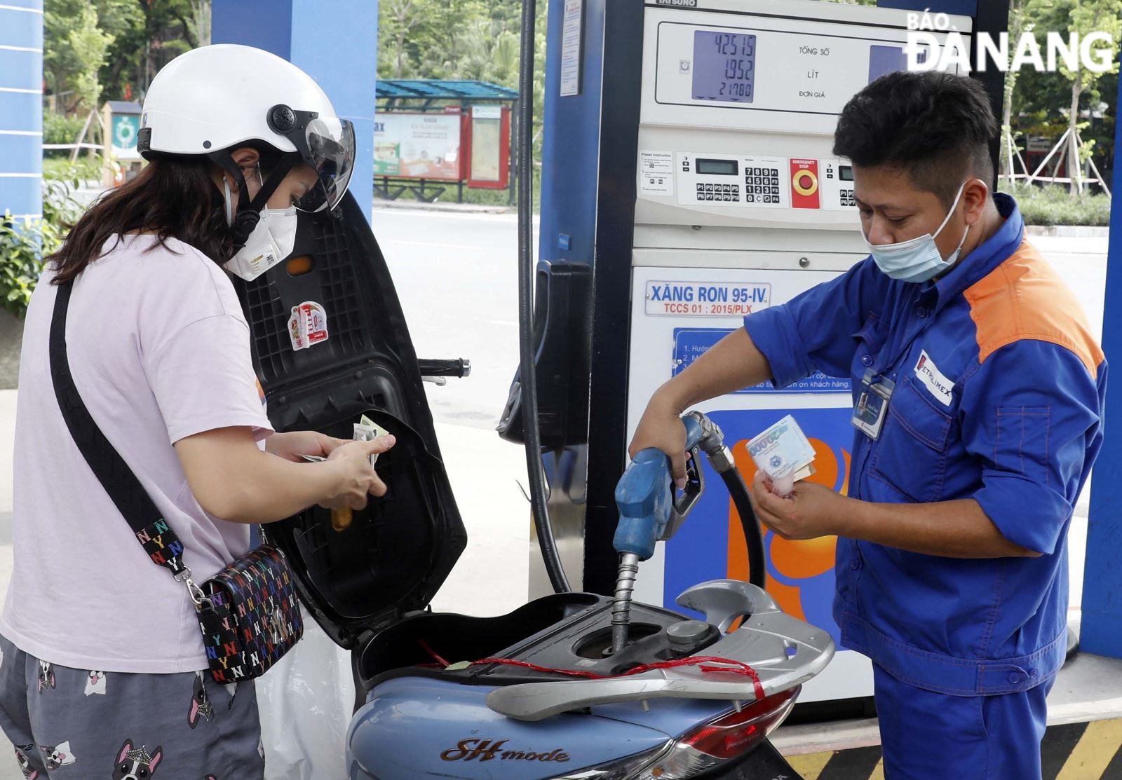 Gasoline prices increased again after 2 consecutive price reductions. Photo: WINNER