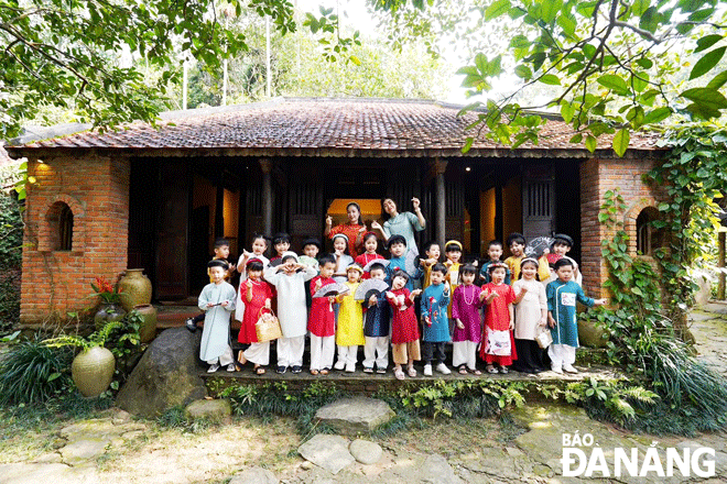 Nestled on the Son Tra Peninsula, the museum is a beautiful and peaceful place to see wonderful works of art and valuable antiques. In the photo: The Mitsuba Preschoolers visiting the Dong Dinh Museum. Photo: PV