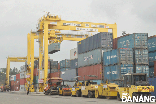 Hoạt động xếp dỡ hàng hóa tại cảng Tiên Sa. Ảnh: T.L