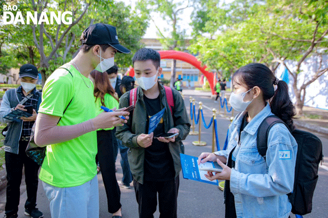 Students learn about business information at the Devday Da Nang 2023 IT event at the University of Science and Technology. Photo: NGOC HA