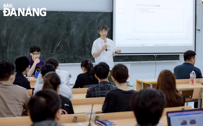 Students listen to experts’ sharing about IT trends at the Devday Da Nang 2023 at University of Science and Technology. Photo: N.H