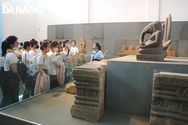 Các sinh viên tham quan không gian trưng bày, tìm hiểu lịch sử Bảo tàng Điêu khắc Chăm Đà Nẵng. Ảnh: X.D